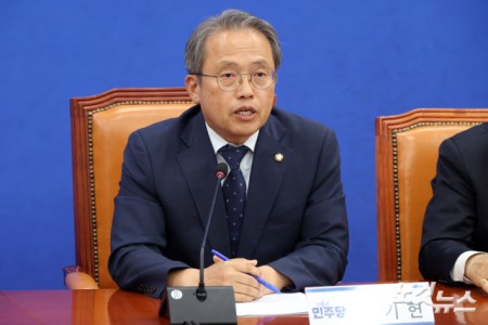 발언하는 송기헌 단장