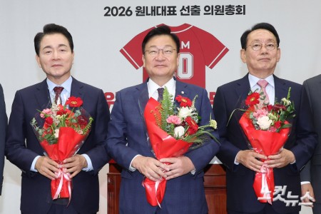 10일 서울 여의도 국회에서 열린 국민의힘 2026 원내대표 선출 의원총회에서 선출된 정점식 신임 원내대표가 장동혁 대표, 송언석 원내대표, 김도읍·성일종 후보 등과 기념촬영을 하고 있다.