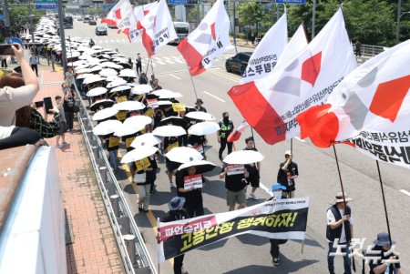 카카오 노조가 카카오 창사 이래 첫 부분 파업에 돌입한 10일 경기 성남시 카카오 판교아지트 일대에서 거리행진을 하고 있다.카카오 본사와 카카오페이 등 4곳의 계열사까지 5곳이 참여한 공동 파업으로 카카오 노사 갈등의 주요 원인은 성과급 보상 구조이다.