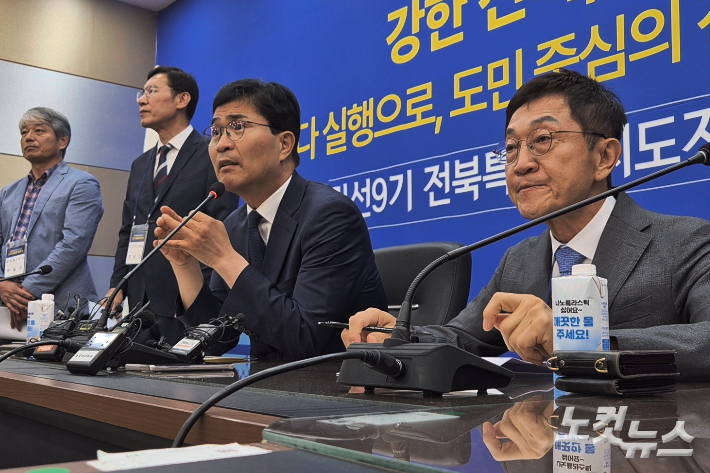 이원택 전북도지사 당선인과 신형식 인수위원장이 10일 오전 인수위 현판식을 열었다. 송승민 기자