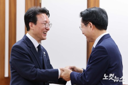 손잡은 조정식 국회의장-김민석 국무총리