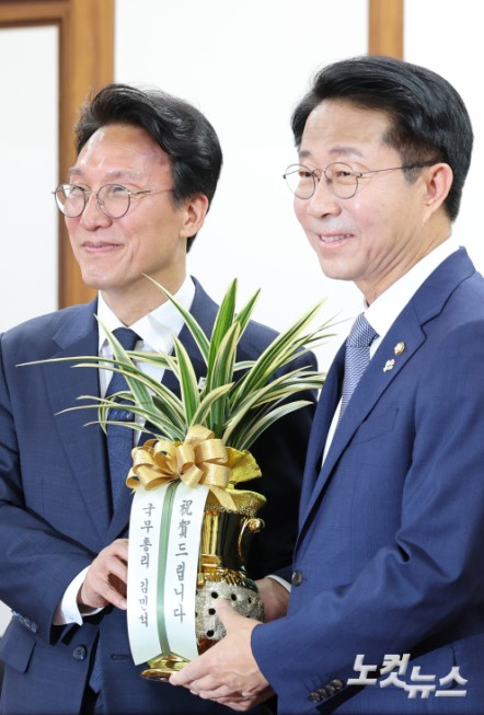 조정식 국무총리에게 축하난 전달하는 김민석 국무총리