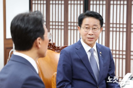 조정식 국회의장이 10일 서울 여의도 국회를 찾은 김민석 국무총리를 접견하고 있다.