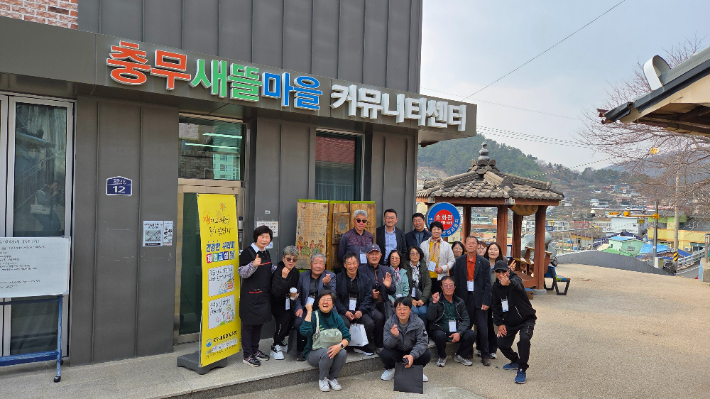 해양수산부의 2027년 어촌분야 일반농산어촌개발사업 공모에서 선정된 완도 청산동의 마을 주민이 퍼포먼스를 하고 있다. 전라남도 제공