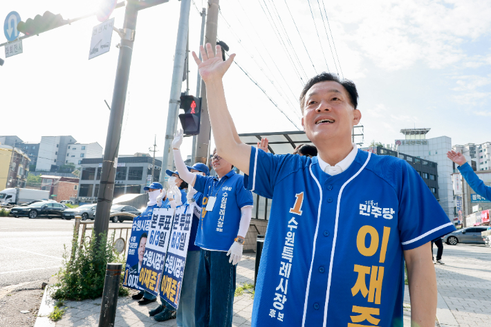 이재준 수원시장이 선거기간 시민들에게 지지를 호소하고 있다. 이재준 캠프 제공