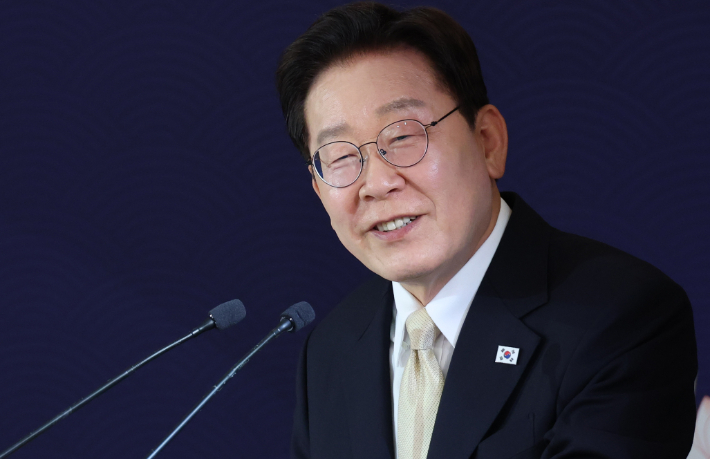 이재명 대통령이 9일(현지시간) 벨기에 브뤼셀 한 호텔에서 열린 동포 만찬간담회에서 인사말을 하고 있다. 연합뉴스