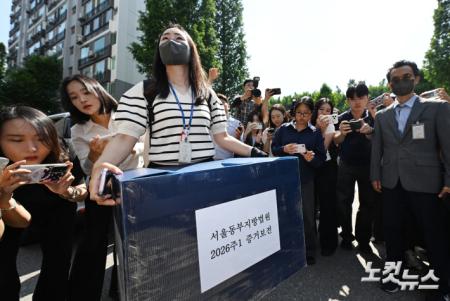 잠실투표소 현장 들어서는 법원 관계자들