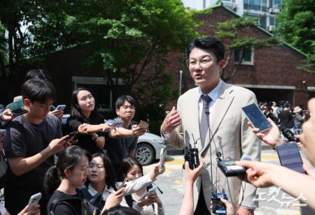 입장 밝히는 김정철