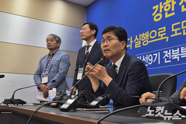 10일 오전 이원택 전북도지사 당선인이 기자들의 질문에 답하고 있다. 송승민 기자