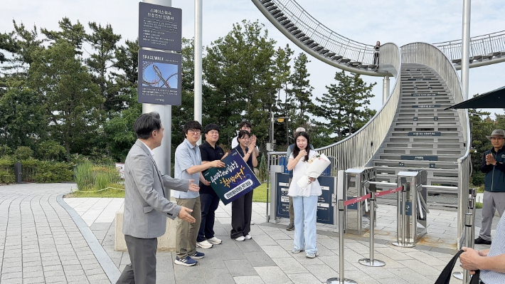 포항시는 지난 9일 환호공원 스페이스워크에서 누적 체험입장객 400만 명 돌파를 기념하는 행사를 열고 400만 번째 입장객에게 꽃다발과 기념품을 전달했다.