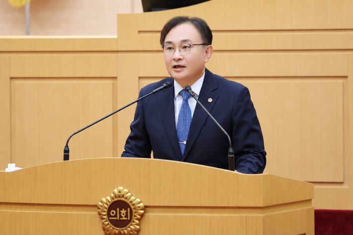 조옥현 전라남도의원이 10일 열린 전라남도의회 제399회 임시회 본회의에서 「사립학교 법정부담금 제도 개선 및 구조개혁 촉구 건의안」에 대해 제안설명하고 있다. 전남도의회 제공