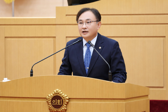 조옥현 전라남도의원이 10일 열린 전라남도의회 제399회 임시회 본회의에서 「사립학교 법정부담금 제도 개선 및 구조개혁 촉구 건의안」에 대해 제안설명하고 있다. 전남도의회 제공