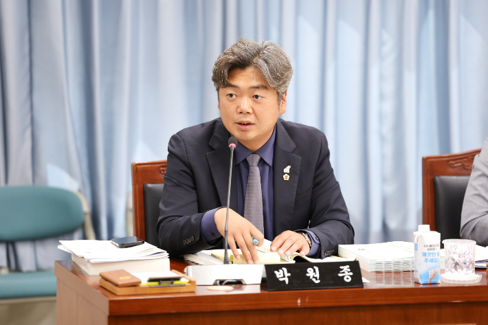전라남도의회 교육위원회 박원종 의원(더불어민주당·영광 1)은 10일 2026년도 전라남도교육청 제1회 추가경정예산안 심사에서 일선 학교의 공공기관 물품의 사적 사용에 대해 "일벌백계해야 한다"고 밝혔다. 전남도의회 제공