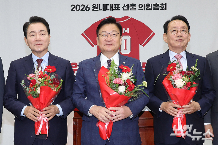 10일 서울 여의도 국회에서 열린 국민의힘 2026 원내대표 선출 의원총회에서 선출된 정점식 신임 원내대표 함께 경선을 펼친 김도읍·성일종 후보와 기념촬영을 하고 있다. 윤창원 기자