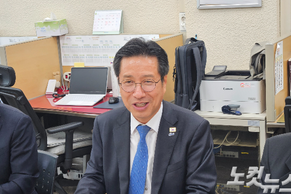 10일 김해시청 찾은 정영두 김해시장 당선인. 이형탁 기자