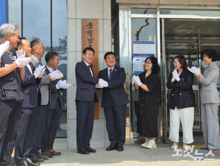 이병도 충남교육감 당선인(오른쪽에서 네 번째)이 10일 인수위원회 현판식을 마친 뒤 김한수 인수위원장과 손을 맞잡고 있다. 김정남 기자