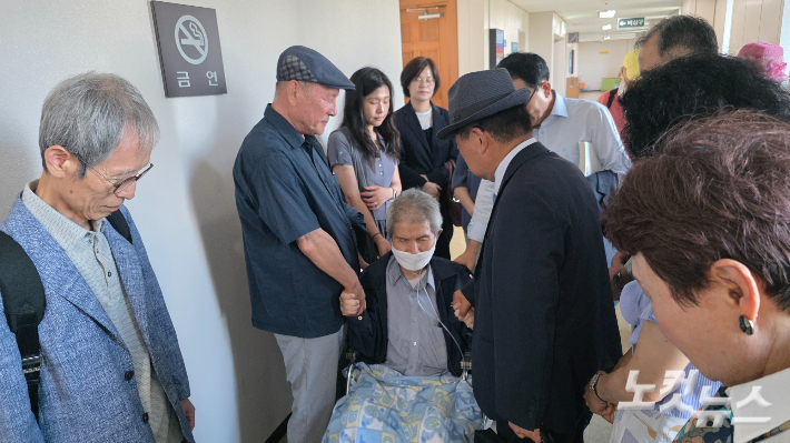 한울회 사건 재심 촉구 모임 관계자들이 한울회 사건 재심 재판을 받고 나온 박재순 목사를 둘러싸고 기도하고 있다. 최창민 기자