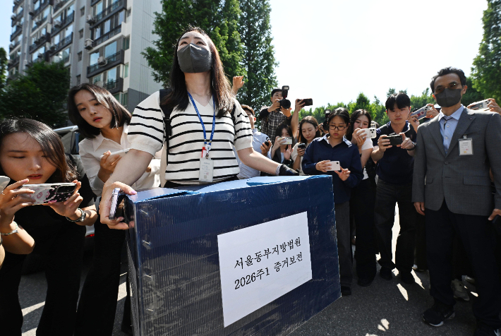 김지연 서울동부지방법원 부장판사와 관계자들이 10일 오후 6·3 지방선거 투표용지 부족 사태가 발생한 잠실7동 제2투표소였던 서울 송파구 우성아파트 노인정의 현장 검증을 위해 현장에 진입하고 있다. 박종민 기자