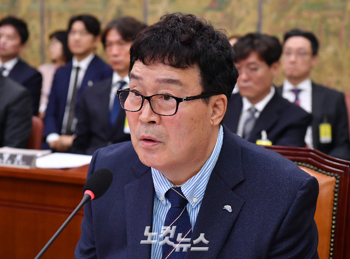 김택규 전 대한배드민턴협회장이 2024년 9월 국회 문화체육관광위원회의 대한축구협회 등에 대한 현안 질의에서 답변하는 모습. 윤창원 기자 