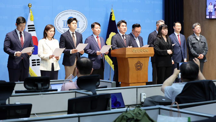 초·재선을 주축으로 한 국민의힘 소장파 모임 '대안과 미래' 이성권 간사(왼쪽에서 다섯 번째)를 비롯한 의원들이 11일 국회 소통관에서 기자회견을 열고 장동혁 대표의 사퇴를 요구하고 있다. 연합뉴스