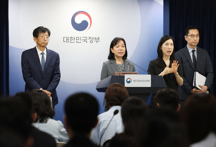 송경희 개인정보위 위원장이 11일 서울 종로구 정부서울청사에서 쿠팡사태 제재안 의결 브리핑을 하고 있다. 연합뉴스
