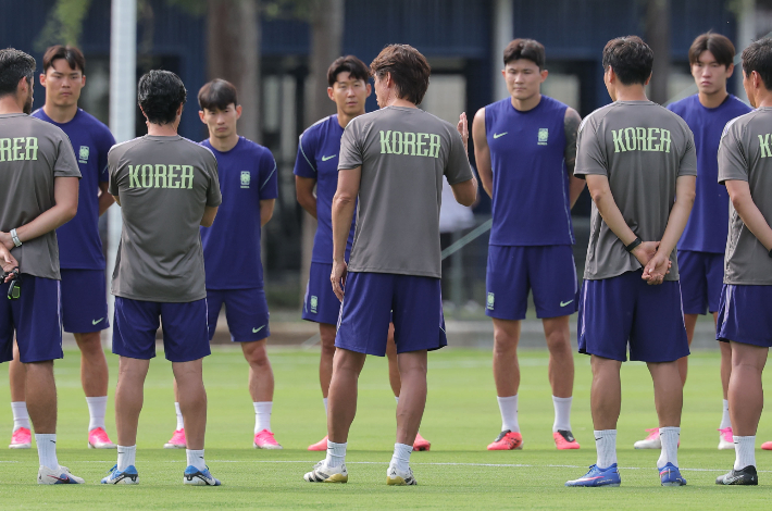 삼엄한 긴장 속 '3분 연설'…홍명보호, 체코전 승리 향한 힘찬 기합[인조이 월드컵]
