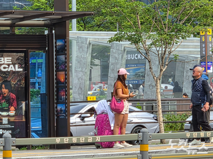 부산역 앞 버스정류장에서 외국인 관광객이 대형 캐리어를 소지한 채 버스를 기다리고 있다. 정혜린 기자