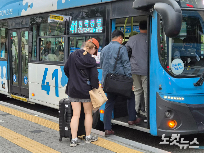 "큰 캐리어는 X"…부산 시내버스 앞 외국인들 '어리둥절'