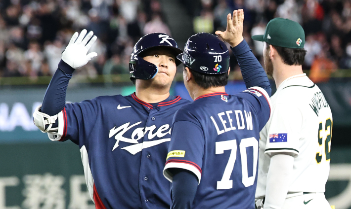 지난 3월 9일 일본 도쿄돔에서 열린 2026 WBC 조별리그 C조 4차전 대한민국과 호주의 경기. 5회초 2사 2루 한국 문보경이 1타점 적시타를 치고 세리머니를 하고 있다. 연합뉴스