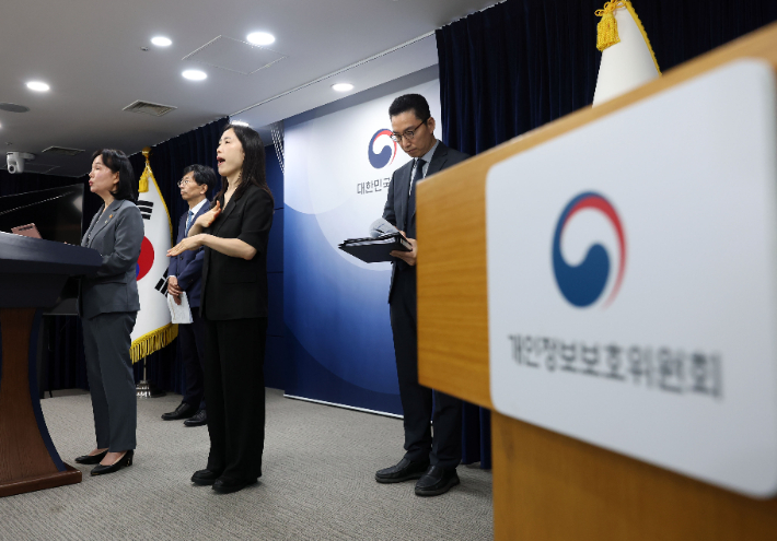송경희 개인정보위 위원장이 11일 서울 종로구 정부서울청사에서 쿠팡 과징금 제재 관련 브리핑을 하고 있다. 연합뉴스