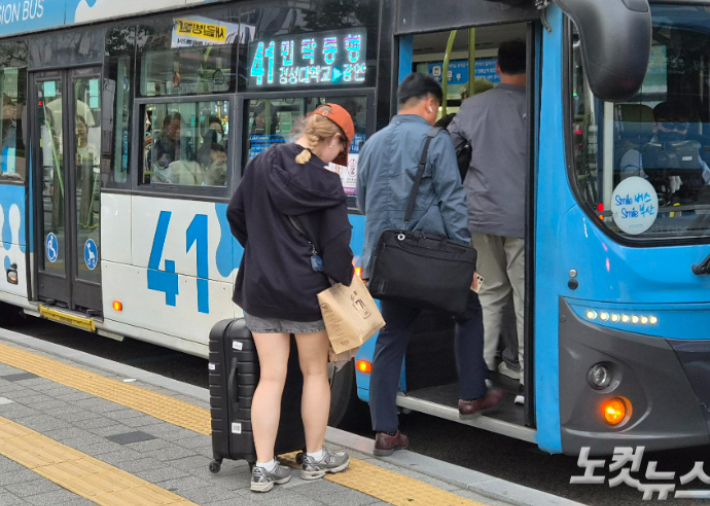 부산역 앞 버스정류장에서 한 외국인 관광객이 20인치 이상 캐리어를 들고 버스에 탑승하려다 제지당하고 있다. 정혜린 기자 