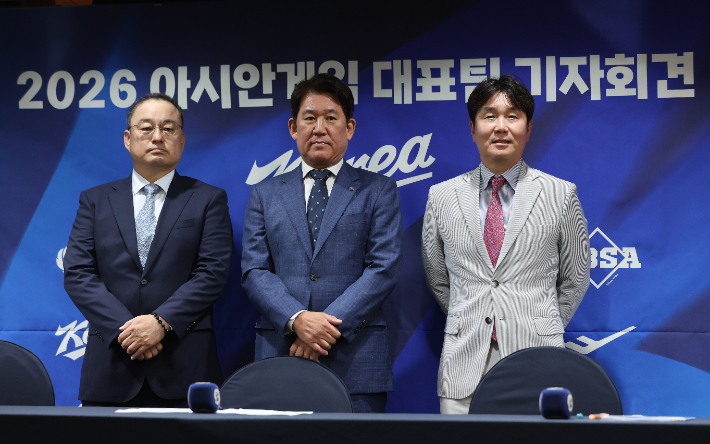 11일 서울 중구 프레스센터에서 열린 2026 아이치·나고야 아시안게임 야구 국가대표팀 최종 명단 공개 기자회견에서 차명주 KBSA(대한야구소프트볼협회) 경기력 향상 위원장(사진 왼쪽부터), KBO 조계현 전력강화위원장, 류지현 대표팀 감독이 포즈를 취하고 있다. 연합뉴스