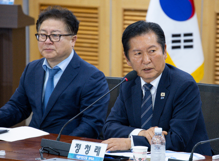 이재명 정부 출범 1주년 기념 토론회에서 축사하는 정청래 대표. 연합뉴스