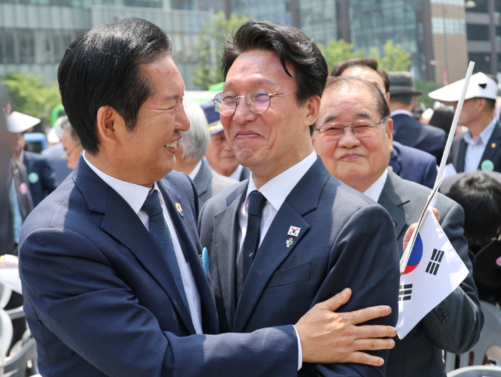 김민석 국무총리와 더불어민주당 정청래 대표가 10일 오전 서울 종로구 광화문광장에서 열린 제100주년  6ㆍ10 만세운동 기념식이 끝난 뒤 대화하고 있다. 연합뉴스