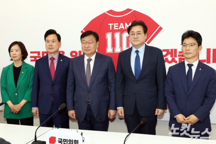 국민의힘 정점식 신임 원내대표가 11일 서울 여의도 국회에서 홍익표 대통령비서실 정무수석을 접견하고 있다. 윤창원 기자