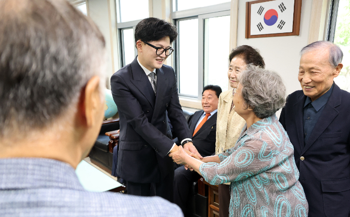 무소속 한동훈 의원이 11일 서울 여의도 대한민국 헌정회를 방문해 원로들과 인사하고 있다. 연합뉴스
