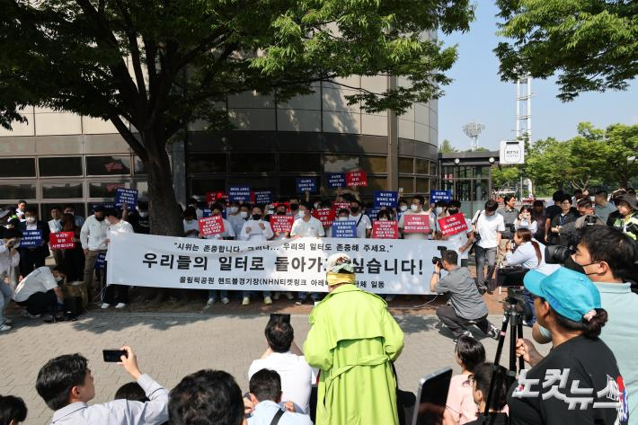 6·3 지방선거 투표용지 부족 사태로 빚어진 '잠실 개표소 봉쇄 시위'가 이어지고 있는 11일 서울 송파구 올림픽공원 핸드볼경기장 앞에서 체육단체 직원들이 업무 정상화 호소문 발표 기자회견을 하고 있다. 박종민기자