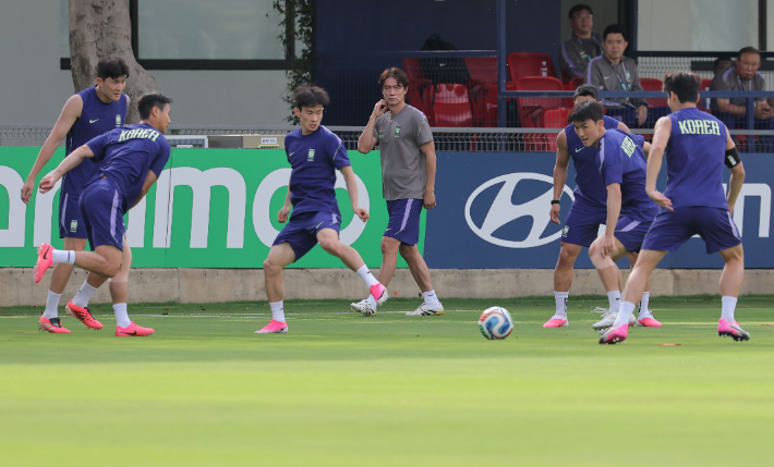 한국 축구 국가대표팀 홍명보 감독이 2026 북중미 월드컵 체코와의 조별리그 1차전을 하루 앞둔 10일(현지시간) 멕시코 과달라하라 인근 사포판의 치바스 바예 베르데에서 훈련을 지도하고 있다.  연합뉴스