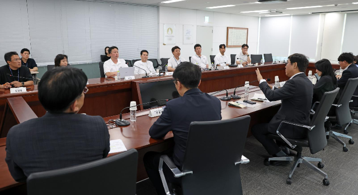 문화체육관광부 최휘영 장관(사진 손 들고 있는 사람)이 11일 서울 송파구 올림픽회관에서 국민 참정권 침해 집회 상황 등으로 인해 이어지고 있는 올림픽공원 핸드볼경기장 봉쇄와 관련해 대한체육회 및 국민체육진흥공단 관계자와 함께 올림픽공원 핸드볼경기장 입주 회원종목단체들을 만나 대책 회의를 하고 있다. 문체부 제공