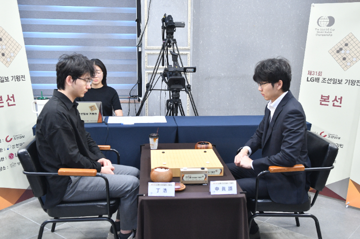 딩하오 vs 신진서(사진 오른쪽). 한국기원 제공
