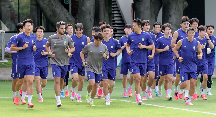 한국 축구 국가대표팀 선수들이 2026 북중미 월드컵 체코와의 조별리그 1차전을 하루 앞둔 10일(현지시간) 멕시코 과달라하라 인근 사포판의 치바스 바예 베르데에서 훈련을 하고 있다. 연합뉴스
