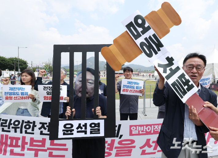 비상계엄 선포 명분을 만들기 위해 재작년 10월 평양에 무인기를 투입하는 작전을 지시한 혐의로 기소된 윤석열 전 대통령에 대한 일반이적죄와 직권남용 등 혐의 1심 선고가 오는 12일 이뤄지는 가운데 11일 서울 종로구 광화문광장에서 중형 선고 촉구 기자회견이 열리고 있다. 류영주 기자