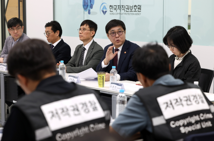 최휘영 문체부 장관 한국저작권보호원 방문해 저작권보호 강화 조치에 대해 설명하고 있다. 문체부 제공