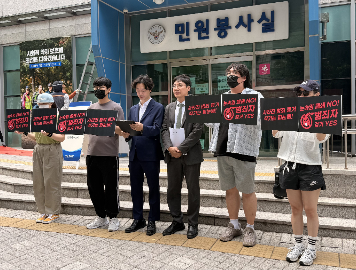 한국디지털콘텐츠창작자협회가 11일 서울 종로구 서울경찰청 앞에서 기자회견을 열고 불법 만화·웹툰 유통 플랫폼 '뉴토끼' 수사 재개를 촉구하고 있다. 한국디지털콘텐츠창작자협회 제공 