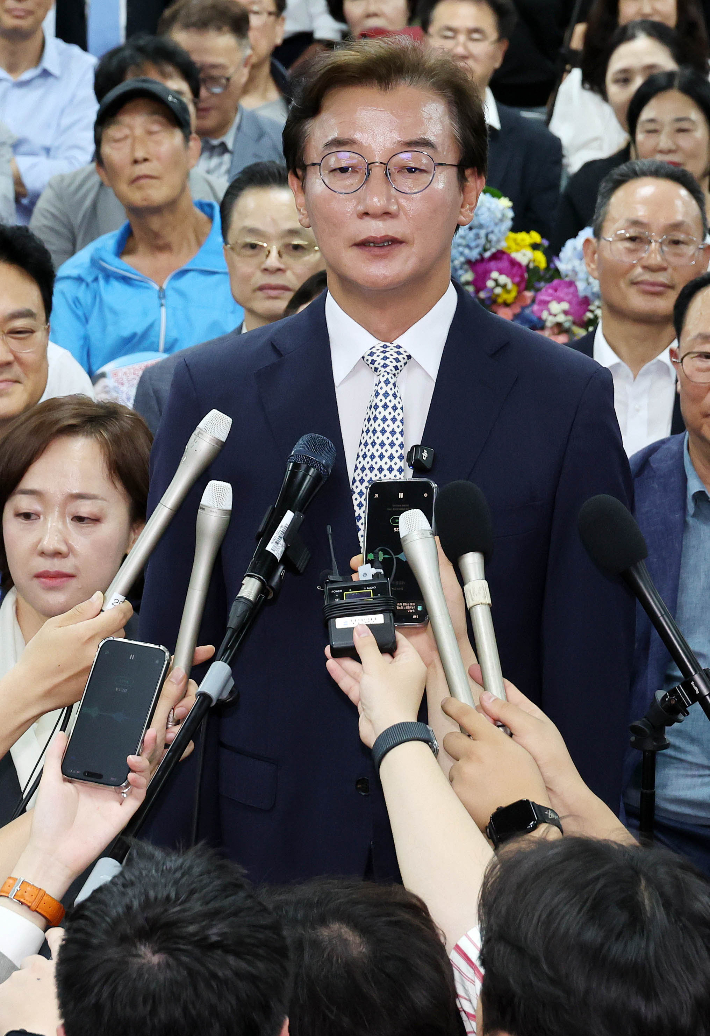 전재수 더불어민주당 부산시장 후보가 4일 새벽 부산 부산진구 선거사무소에서 당선이 확정된 후 소감을 밝히고 있다. 부산＝류영주 기자