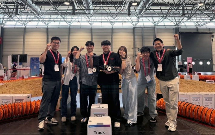 UNIST 유니콘 레이싱팀, 국제 자율주행 대회 로보레이서 '우승'
