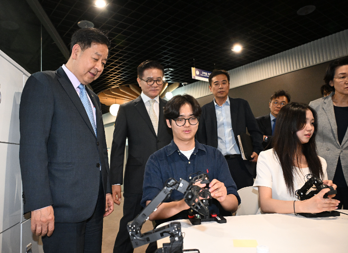 구윤철 부총리, 첨단산업 교육현장 방문