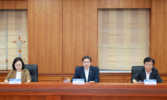 이억원 금융위원장이 12일 오후 서울 여의도 금융투자협회 대회의실에서 개최한 '국민참여형 국민성장펀드(이하 '국민참여성장펀드') 운용사 간담회'에서 관계기관, 공모펀드 운용사, 자펀드 운용사 등과 국민 자금으로 조성된 펀드를 운용하는 운용사의 책임운용을 강화하고, 인센티브 부여 등을 통해 운용성과를 높일 수 있는 방안을 논의했다. 금융위원회 제공