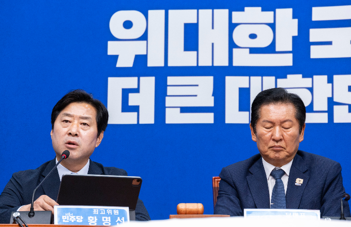 더불어민주당 황명선 최고위원(왼쪽)이 10일 국회에서 지방선거 이후 처음으로 열린 최고위원회의에서 선거 결과에 대한 지도부 책임론을 강조하는 발언을 하고 있다. 연합뉴스