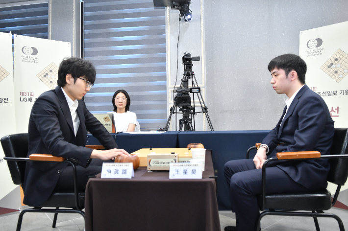 신진서(사진 왼쪽) vs 왕싱하오. 한국기원 제공